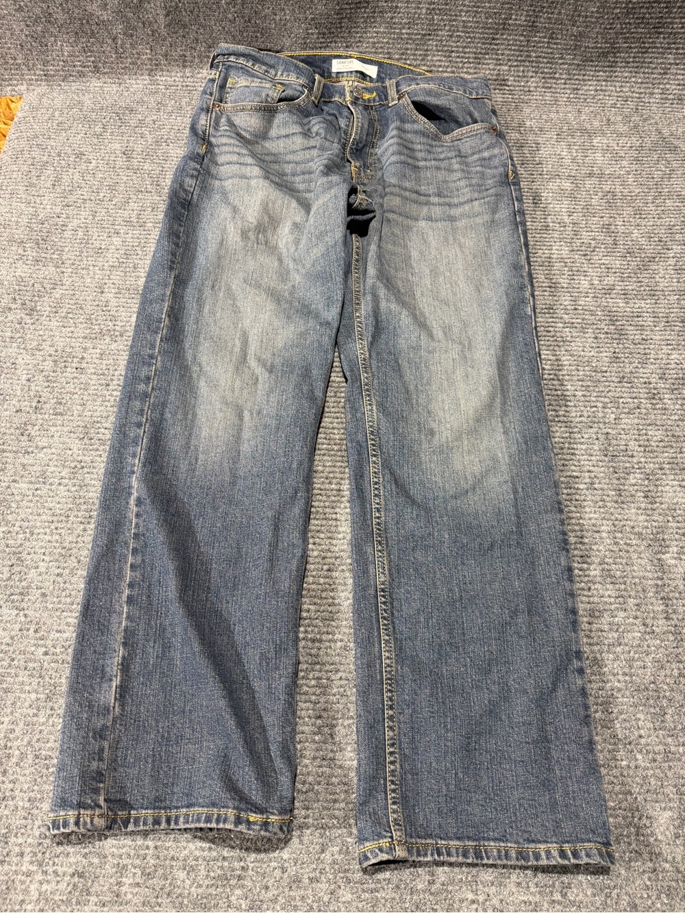 Signature Men's Washed Blue Relaxed Jeans